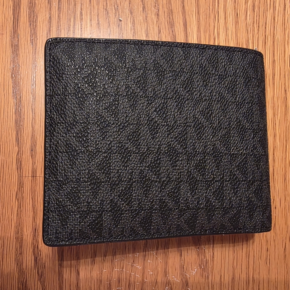 Michael Kors Cooper Signature Black Billfold w/ Removable Passcasw - Picture 8 of 9